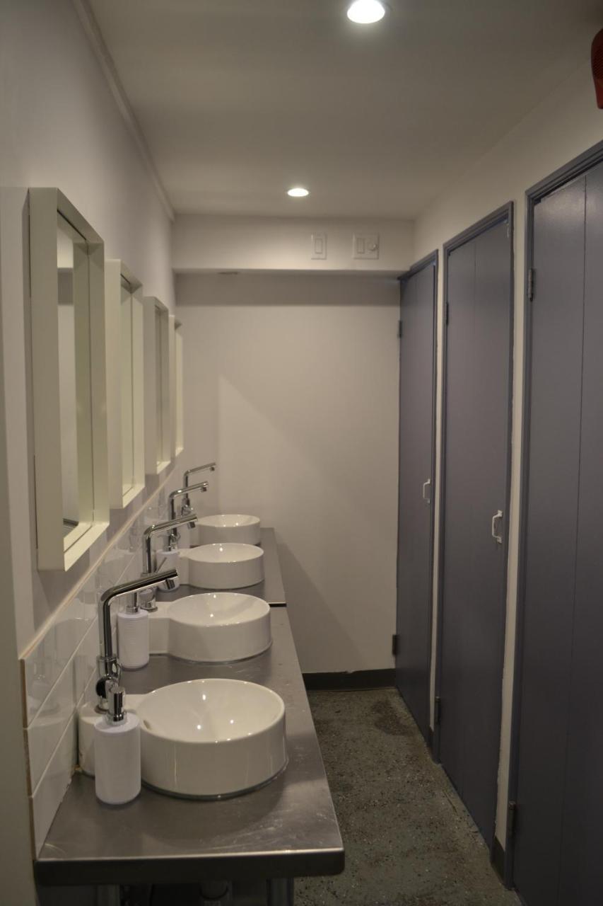 Two Peas Pod Hostel Торонто Екстер'єр фото