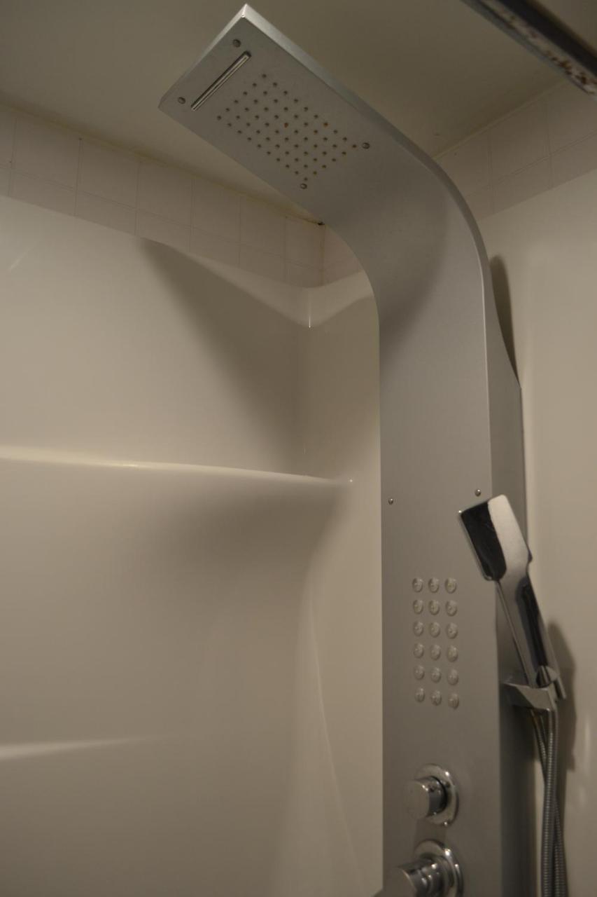 Two Peas Pod Hostel Торонто Екстер'єр фото
